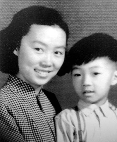 当我还是个孩子的时候，他也挂了鼻子，携带奥特曼书，这个词仍然没有满足，但它往往是一个学习问题。 “在我长大之后，我给了你一半。如果你没有钱，你会找到我！”当时，我较小，刚点点头“好的，如果我有钱，我也会分开一半！”我的妈妈听说过，开心，我们很傻。当我妈妈说这个时，我用一只白眼赶紧说：“如果他嫁给了他人的女孩，无论我是什么。他没有说什么，只是嘲笑愚蠢。