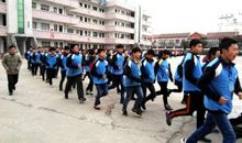 凌城中学最“牛”的政治老师_1500字