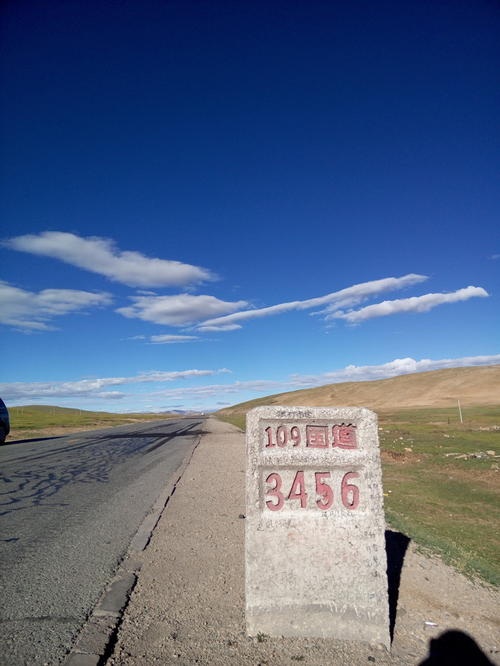 那天，在当天，阳光和击中地球，我和同学们卫生。当我们完成后，我正准备回到教室，我转过身来看你，你微笑，你的笑容留下了深刻的印象，那个笑容已经成为一个景观，沿途的风景与明亮一样明亮，那就是如此纯净，如此美丽。