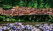 泰山嵯峨夏云在，疑是白波涨东海