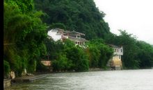 江作青罗带，山如碧玉篸