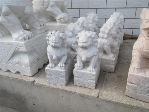 
只有五名推销员，肚子里的秘密。他们使用的少于一点钱，买无数的财产和房屋。他们杀了许多牛羊，煮熟的祭坛，邀请客人邀请三天，他们用聪明的智慧庆祝他们，但也成为城市中最大的富有富裕的一夜。就在他们喝酒时，石狮真的流出了血液，而是因为商人被牛和羊血覆盖，这并不容易看到。七天后，洪水淹没在整个城市，这五个商人与他们的财产相连，他们正在滚动，赶紧去...