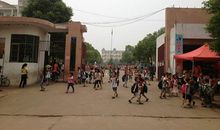 放学后，校门口热闹非凡。_250字