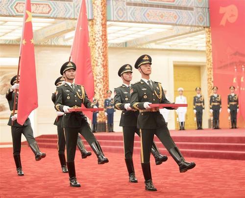 关于国庆节成分：中华人民共和国奖章奖章_1500字