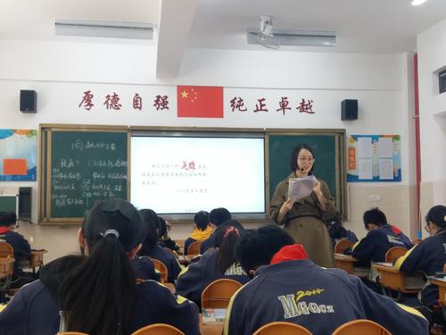 当我到达菜园时，我把一端线条绑在旁边的蟑螂上，在那里它繁忙，很多甜蜜的马铃薯藤蔓，我的母亲说有很多青蛙。我一定肯定，我会在地上轻轻摇晃几次。果然，甘薯很安静，好像有几个青蛙过来。我惊讶和紧张。这时，相对猴子是一只年轻的青蛙，迫不及待地跳到小木头上，看着蟑螂，过了一会儿，它终于抵抗了这个美味的诱惑，一个只是咬了身体，我迅速放线，青蛙被抓住了，我立刻把它放在张开的塑料袋里。那只青蛙仍然拒绝放手，我一直摇曳一会儿，终于有了一个莲花，但它不会进入我的塑料袋。哈哈，这只青蛙真的嘴巴。我把蚯的线条放在旧的地方继续摇晃，但我已经有一点，没有青蛙。他们变得聪明，不敢出来吗？还没有青蛙吗？我忍不住失去了木棍，把甘薯放在手里，但没有运动。我忍不住抱怨：这些青蛙真的很尴尬，不能来吃饭。赶上这一点并不有趣。我试图放弃，这次我母亲说：你没有耐心，只是等一只青蛙，只是把PSI藤蔓，我已经害怕，你能怪吗？一段时间后他们会出来。你耐心等待。我听了母亲的话，我耐心地等了很长一段时间，我改变了一个地方，我真的出了几个青蛙。我慢慢生气，我不敢发出声音，害怕吓跑他们。然而，我觉得这些青蛙真的很愚蠢。我的塑料袋里有一只青蛙，它没有被困，它会松，它落到了草地上。我担心它会去，立即把蚯蚓放在它中，继续摇晃，我的身体不敢移动，呼吸不敢达到空气。果然，这个坚固的青蛙再一次，我赶上了，这次是在我的塑料袋里，我无法逃脱。