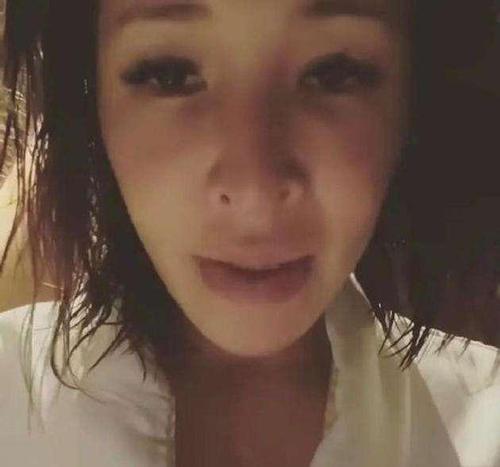因为浪漫的小说而爱上了这首诗。这本书中的女大师爱上了老师，虽然结局有点变化，但教师很爱！他们放弃了自己的真爱的世俗寻找。当我先读“jinse”时，我只是因为它，但次数越来越多。诗歌的尴尬让我沉迷于堕落。所以我开始梦想。在我的脑海里形成了成千上万的不同梦想。
