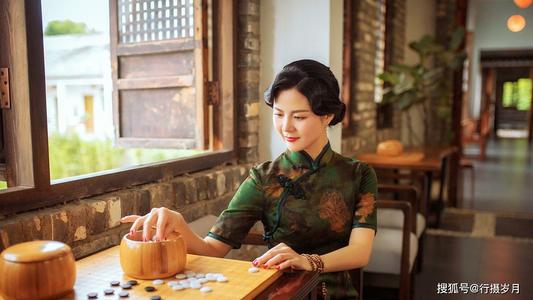 在过去的三个人来到三义过于坟墓，深深地把玉镯子埋在她的坟墓里。