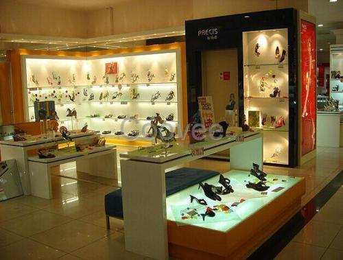 每个人都很安静，眼睛转向刘娜。刘娜继续说：“在我的继母死后，我留下了一袋遗物。有一根白色假发。有一个黑色的长袍。”说刘娜已经泪流满面，她教导了，我又笑了，我说，“虽然我从来没有接受过父亲的结合，但她就像其他母亲一样，有自己的方式，祝福，保护我的婚姻。”