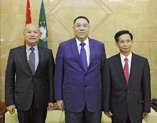 两个月后，我看到了日落山。高原是疯狂的，黄河是无知的。从高州政府救灾，瘦弱的老人已经从北京，三人复活，再一次在黄河盆地浮桥上摇晃它。一个大型难民导致无数的高州人站在黄河西岸。为了它的交付y，秦金大峡谷赶紧咆哮着雷声。