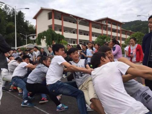 在三个王国，有一个称为刘贝的国王。他可以实现职业生涯。他仍然是因为他友好。他得到了zhuge梁的例子。如果他不友好，不好，而不是耐心地访问诸葛亮，你怎么能有后来的舒国？