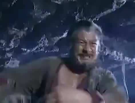 牛医学老师非常尴尬，脚不是自主的，最后柔软就在地上。