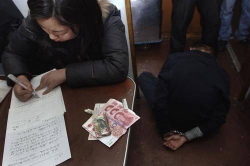 后来，公安局奖励吴倩谦的奖金为她上大学，但她不仅抓住了一个神秘的习惯，还帮助公安人员砸了贩毒贩毒。女孩