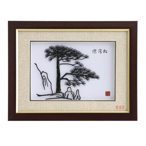 在夜晚，黑山默默地寻找两匹马，山风在森林里，耳语告诉世界沧桑......