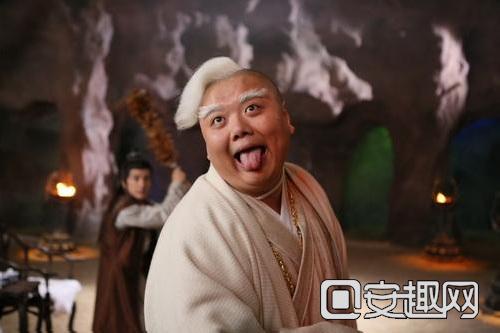 很快，河流和湖泊上有一个僧侣，挂了药房，金奇市，从未离开过，世界叫他一个医生僧侣。