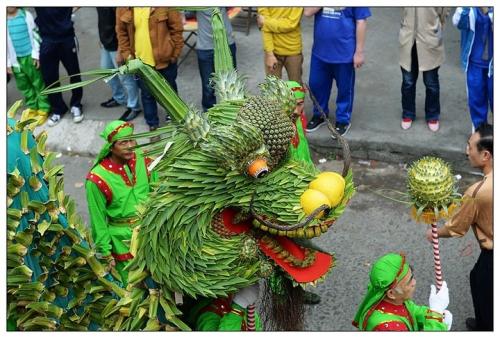 2008年，鄱阳湖的草龙被列入国家级无形文化遗产代表，盛石基层融入了许多新元素，更美丽，而神奇。更神奇地是当代草龙通过一个年轻的“小龙女孩”叫盟友，她放弃了深圳的业务回归草龙。至于草龙，如何传递她的手，它也是很多人，充满了传奇的色彩。