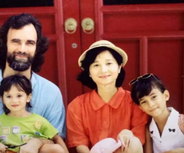 这位女子的救护车由女神领导，并从山的岸边射出火箭。霎时间，火灾冒险，点燃汽油的汽油。随着石油，汽艇爆炸，魔鬼和石头串已经分开了江中神峰......