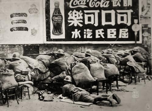 要把它放在这里，导演赵某从里面打开了内阁，他慢慢地走在李国东附近，小心翼翼地忘记在李国东的胸部。然后，导演赵退休了一步，去了李国东，给了一个庄严的军事仪式。
