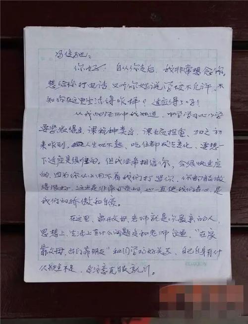 此时，每个家庭的烟花已经熄灭。这条路就像一个银色表带看起来像一定的距离，路边大树是可移动的，允许的街灯似乎害怕黑暗的光线，阿姨带着我，紧急自行车被沉默的沉默沉默。突然在天空下有下雨，我的阿姨没有停止，她骑着，她仍然没有忘记牵手帮助我。我骑了一会儿，我的阿姨停了下来，她看着我，带着自己的围巾，穿上我的脖子，看着阿姨一件连衣裙，我不幸的是，我的阿姨没有说，订购我必须穿上我，而我的阿姨迫使我迫使我穿上围巾，瞬间，感觉温暖等等。姨妈继续骑，雨越大，阿姨的汗水和雨水越来越蜿蜒而来，我尽力伸向我的阿姨的小手。我不知道，我过去一直在睡觉......