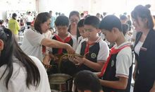 和同学一起包粽子_650字