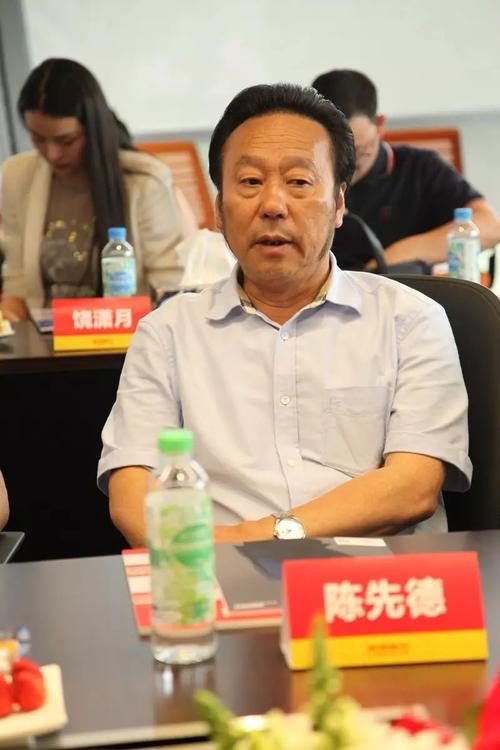   “现在去睡觉”！妈妈砸了我的衣领，说，我也猛烈睡着了睡觉。哦，没用，我准备好了。沙沙沙，我母亲听到了这一点，赶紧打开我的房子。 “事实证明，没收！当我写作作业时，我会给你三张工作纸。” “不，什么是旧的，怎么做，”我无法忍受。 “我迫切地找到了我的论文的借口。”钉子机。“妈妈挥了一眼文字，”因为你不再到达，零钱，没收。我会让你的同学给你一个天生的，你必须给我，并监督我的监督你能写一篇大写作。妈妈说。那一刻，时间和我好像我停止了。那一刻，我的作文水平已降至百分比。