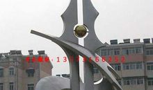 校园中的雕塑_350字