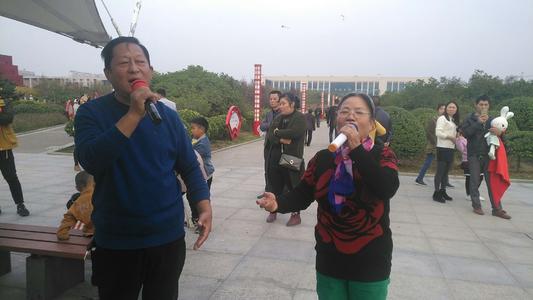 我去了车站，前往公共汽车前乘坐公共汽车。但是，我想骑的公共汽车迟到了。我一次又一次地打了另一个时间，我忍不住把脚放在寒冷。