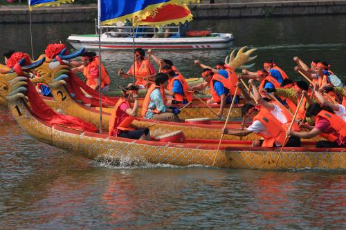 关于Dragon Boat Festival Composition 700字：凶猛的龙舟比赛_750字