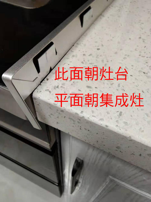 有一天，学校的临时广播区域在课堂上崩溃，情况很糟糕，几位工人受伤。我在我心中，我突然想到了我在自助餐厅的凸轮上的叔叔和我的同学。他的脸非常像我的祖父，是一种连帽，黄色和肤色是黄土高原的颜色。眼睛的雾是非常明亮的，脸上是善良的，强大的山西口音对我说：“孩子多少年了？”在几天后，在校园里，有两个学生在讨论中。 “啊，你知道吗，据说这种崩溃似乎与细铁线有关吗？” “嘿，因为这么点的”差距“，太多了......”