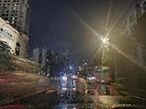 当天空在中间时，天空中有几片白云。无论天空如何热。老爷爷站在地上，用草帽，抬头看着天空说：“正在下雨。”孩子很乐意下雨。