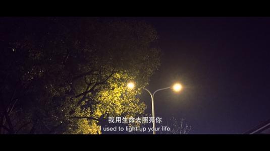 风轻轻地吹来，但我无法打开你的笑容。