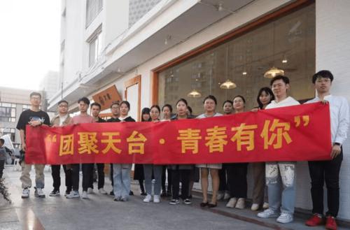 我记得，每一个温暖的下午，太阳穿过玻璃窗，拍摄温暖，在你的主持睫毛上玩耍，味道懒散。你的嘴总是笑，你说，因为笑着，幸福，不是因为幸福。你的笑容是一个明亮的景观，在我的世界中有一个点。