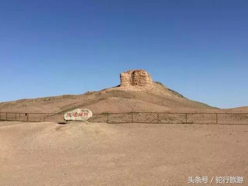 一直到西方，驾驶在无尽的戈壁墙上，在一条狭窄的道路上。荒凉。环顾四周，黄沙夹石头，散布着这个伤痕累累的土地。眼中没有绿色。唯一的植物 - 骆驼刺，就在地上只是一个短蹲，它是枯萎的颜色。没有鸟类，没有野兽，这个Shio Hi-Beach是他们被遗弃的地方。