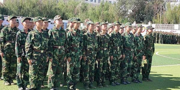 这些天的军事训练确实很难。在炎热的阳光下，我们一起踏上了，汗水弄湿了我们的衣服。在令人兴奋的游乐场，我们用一个响亮的口号喊道。在这段时间里，我们每个人都慢慢地生长缓慢，我们在这一次变得更加强大。通过这支军事训练，我让我更强壮，虽然我经常在军事训练时下雨，但我不能阻止我们对军事训练的热情。这四天的军事训练，我一直很开心。生活就像这个天空，永远没有风雨雨。我想在这支军事训练中努力工作，让我变得更加强大，没有违规。我喜欢这个军事训练！