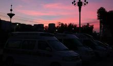 卓众来东下，金甲耀日光。