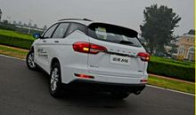 戎衣不脱随霜雪，汗马骖单长被铁。