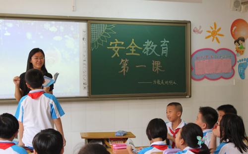 随着该计划的深化，我也让我了解交通安全的重要性。如果你走在路上，你应该右转;当你过马路时，你应该离开人行横道; “红灯停止，绿灯”，“宁为三分，不要争夺一秒钟”。