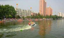 鼙鼓动时雷隐隐，兽头凌处雪微微。