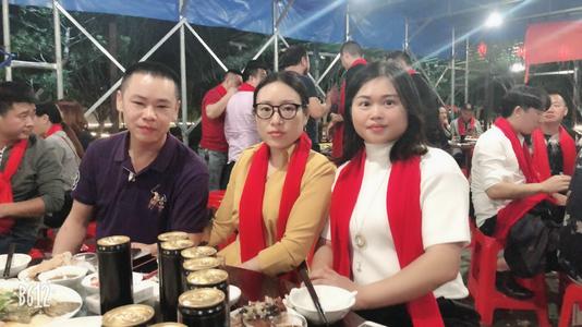 右手挂一个绳子