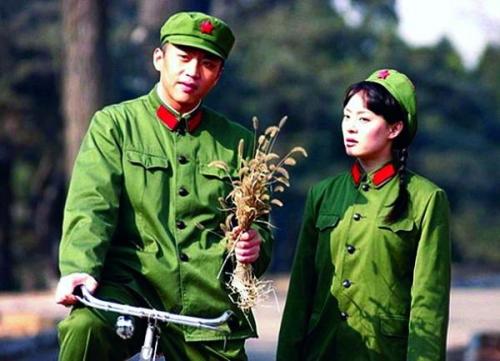 当你记得年轻时，你的母亲经常把我的柔软小手走在这个扭曲中。我一次又一次地教过我，是什么花，草是什么，树是什么？有一天，我不在乎为什么她总是在冬天露出？所以，我的家有四个季度。春天在春天，夏天的郁郁葱葱的菩提，秋天的安静的雏菊，冬天的游泳。