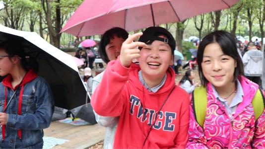 雨天，我们一起走了_1200字