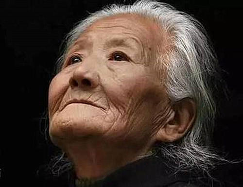 关于母亲节组成材料：8件母亲寿命_1000字