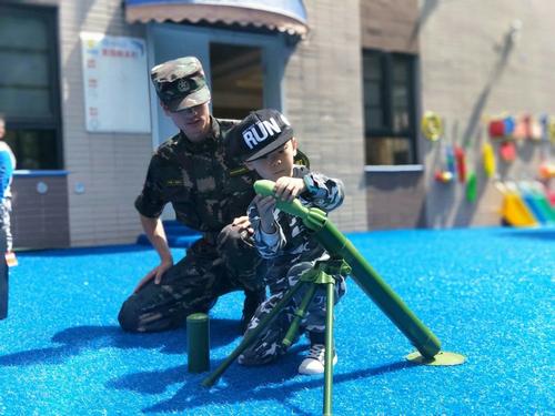 我必须匆忙写下工作。心理学总是不实用。我总是觉得我的眼睛盯着我。当我回头看“凶悍”时，我会吓唬自己。很难完成工作，打开电视，你不会那么害怕。