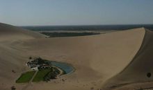 沙漠一只船，船上载大山（打一动物名）