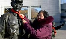 [2012暑期征文]读《雷锋》有感——永恒的雷锋_800字