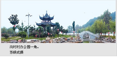 期待，2016年的步伐越来越近。我能做些什么？最初的阳光，如此温暖，在这条直路的两边，花红色柳树绿色。如何获得“美”，也许2016年就是这样。在那条路上，会有绊脚石，奇异的危险山峰和河流和湖泊阻挡了我们的方式，但是每当我们看到出汗的鲜花时，我们都经历了绊脚石，转过身危险的巅峰，决心和信心河湖。在无法到达地平线上，有一个新的一年，它是天空的一半。 “噗”“看！有一个小男孩在直路上，笑脸笑，跑到2016年，心情是。