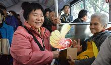 给老奶奶让座_250字