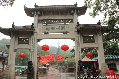 然后走向右边，我看过多彩的杜鹃花，真的很漂亮！吹风吹，杜鹃花就像挥手和我们一起挥舞着。粉末，紫色，白色，黄色和一个是蓝色的紫色，他们有自己的特点。