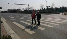 扶老奶奶过马路_300字