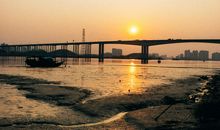 物依旧，人已非_800字