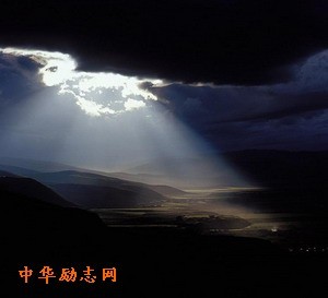 暗云中的太阳_250字